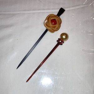 Pair of Vintage Hat/Hair Picks: One Wood+Ratan, one Plastic w/Faux Pearl